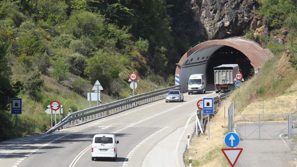 Imagen de archivo del túnel de La Barosa, en la N-120 entre El Bierzo y Galicia. L. DE LA MATA