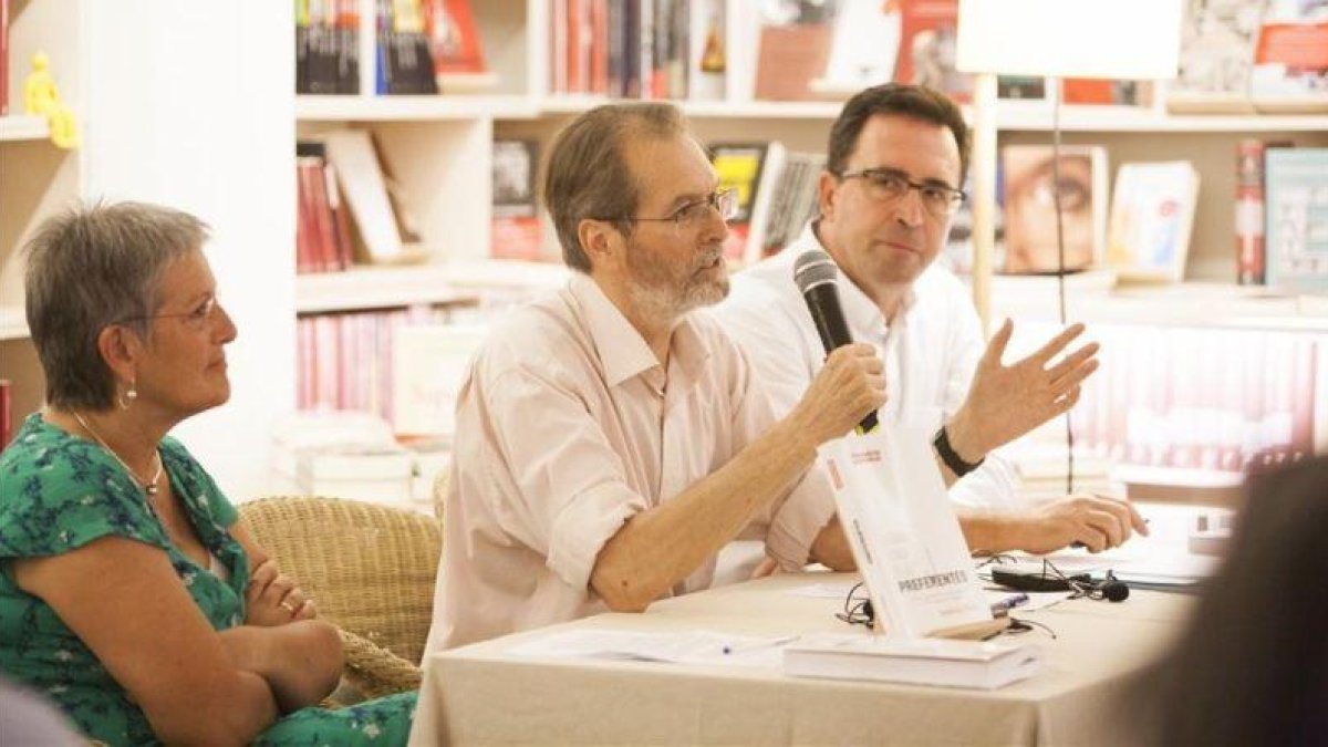 Andreu Missé, entre Milagros P.Oliva y Antoni Garrido, en al librería +Bernat, el lunes.