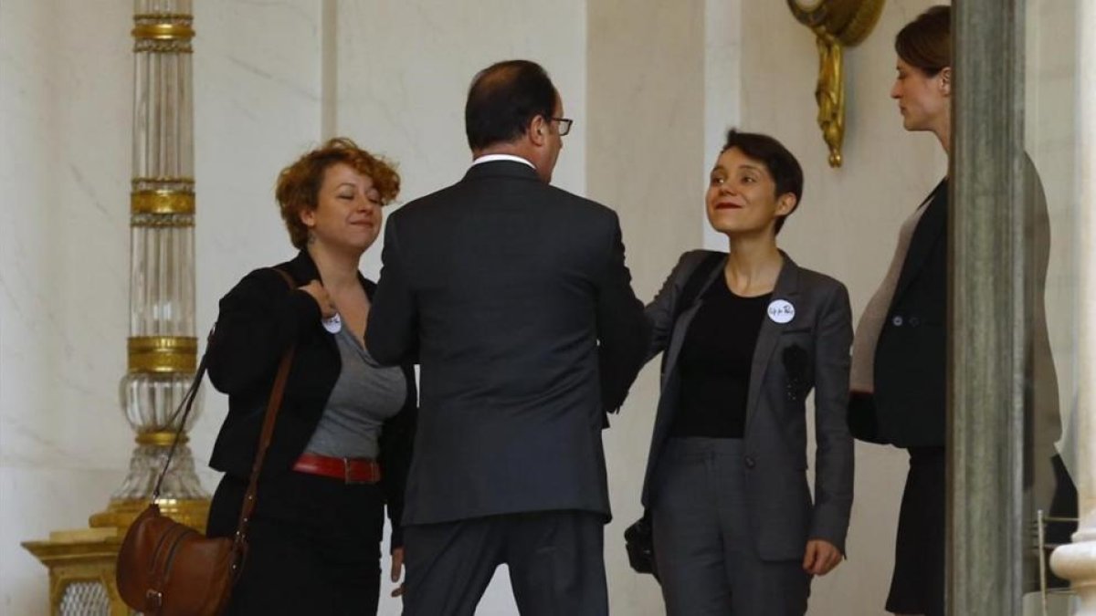 Hollande con víctimas de los atentados de París.