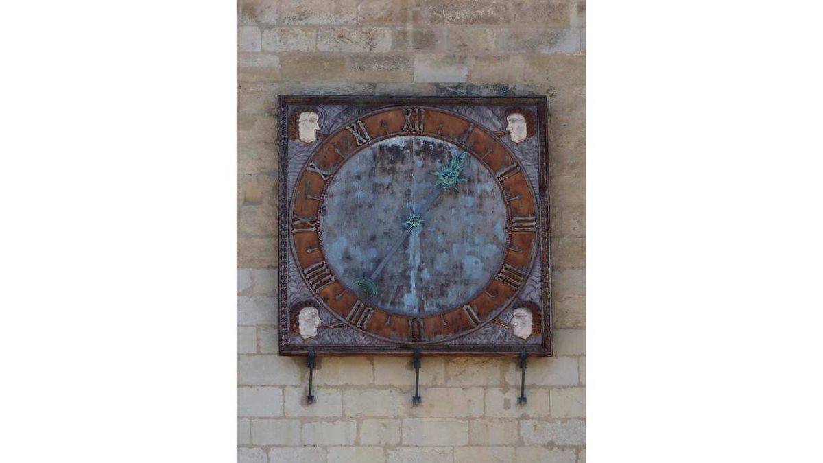 El reloj de la Catedral, en una imagen de esta semana. RAMIRO