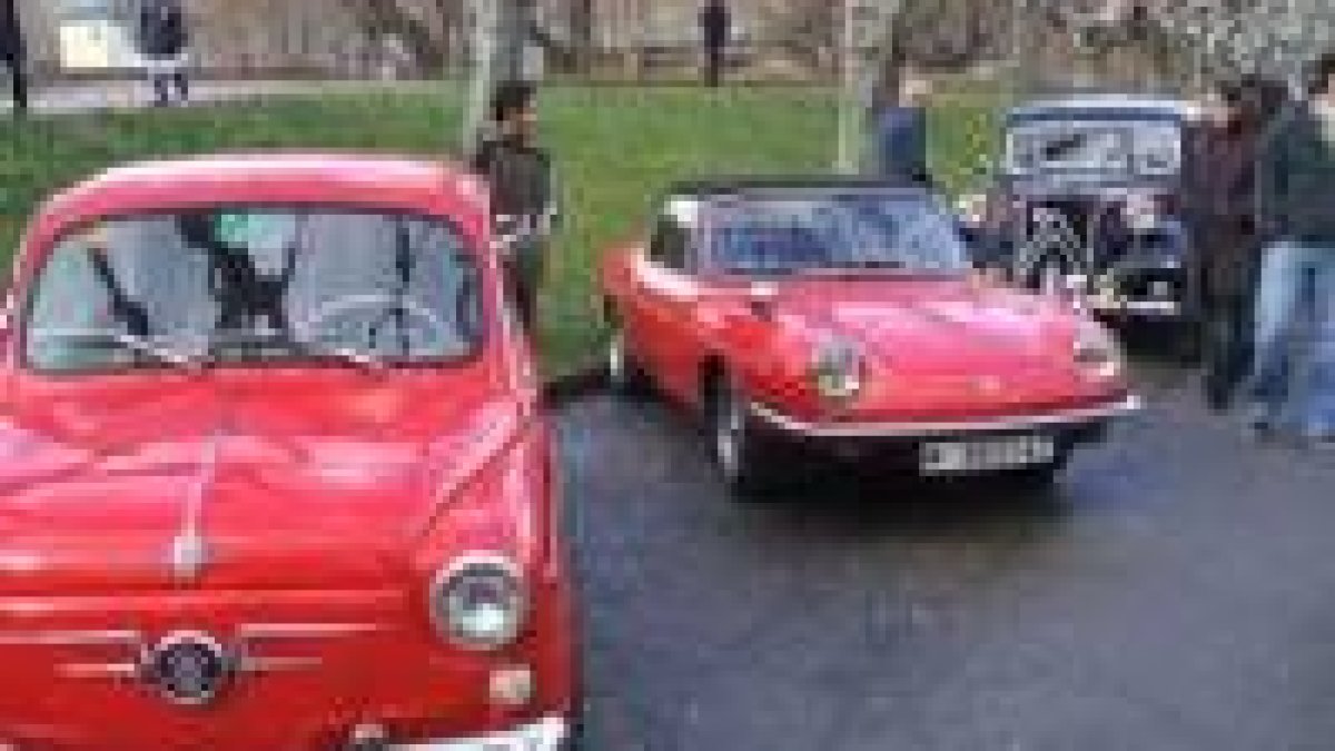 Modelos históricos de Seat y Renault participaron en la concentración de coches clásicos