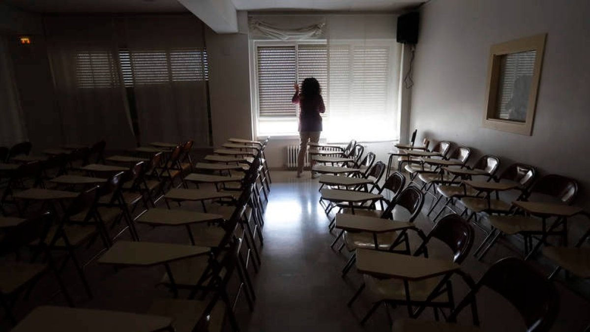 Una docente cierra una clase tras finalizar un curso académico. ARCHIVO