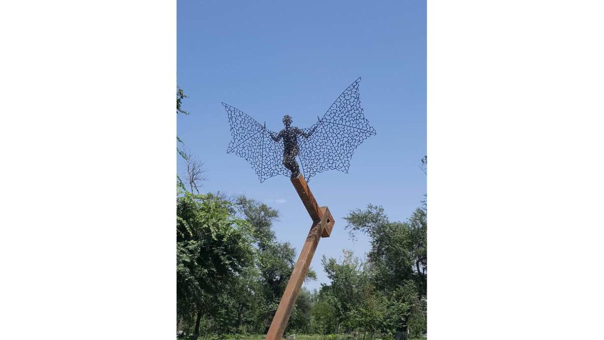 El ‘Hombre murciélago’ que Amancio González acaba de instalar a orillas de un lago en la ciudad de Rustavi (Georgia). DL