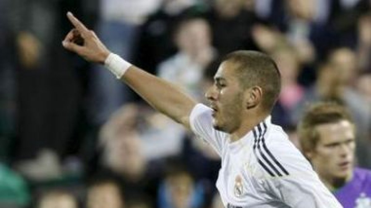Benzema celebra el gol que dio el triunfio al Madrid en el primer partido de ensayo.