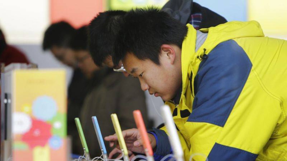 Trabajadores inspeccionan el iPhone 5C en Beijing.