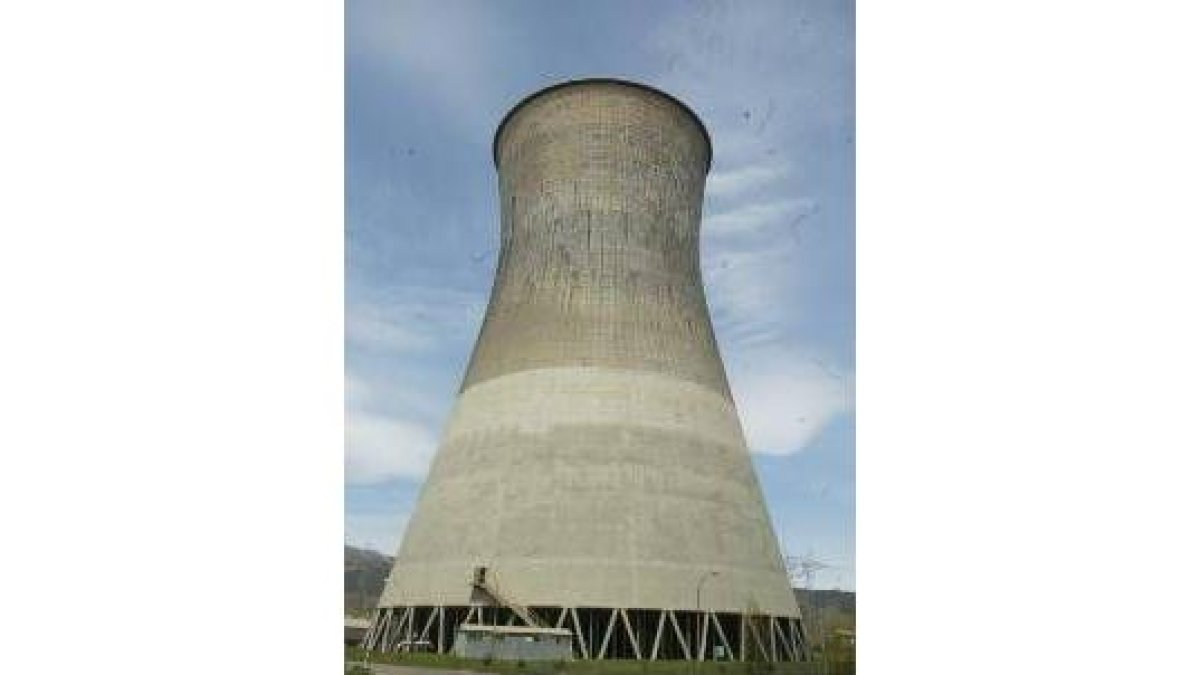 Torre de refrigeración de la central térmica de La Robla