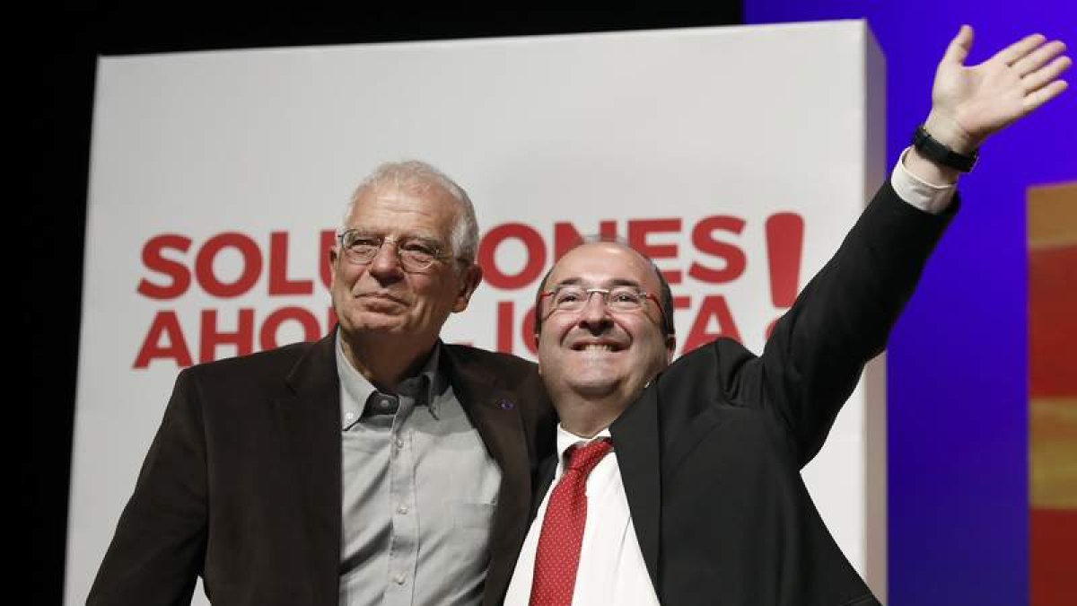 El expresidente del Parlamento Europeo Josep Borrell, junto a Iceta. ANDREU DALMAU