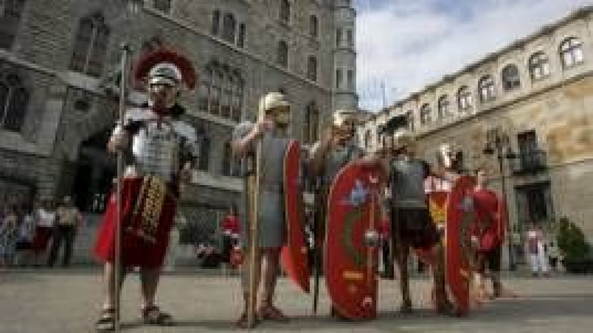 El año pasado la asociación Promonumenta inauguró los desfiles de romanos por la ciudad de León