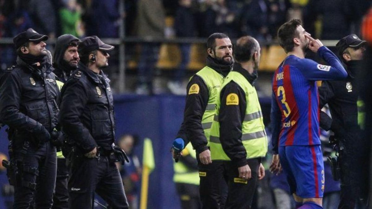 Piqué se dirige enfadado al palco del Estadio de la Cerámica tras el empate entre Villarreal y Barça.