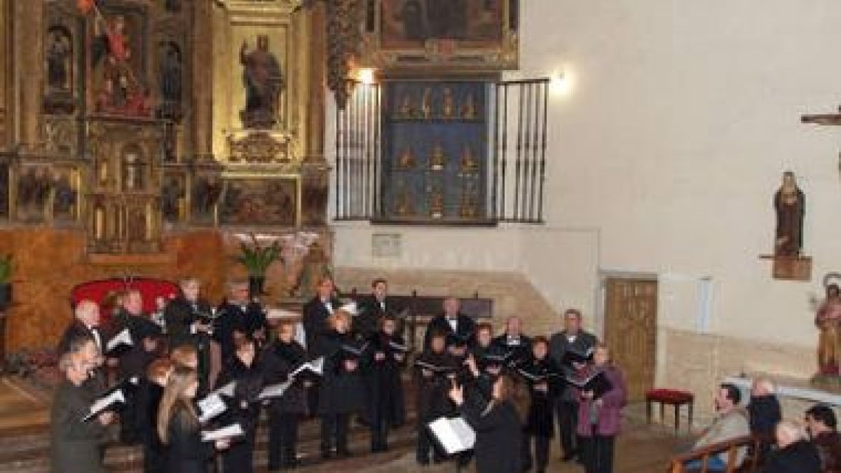 Actuación del coro asturiano durante la ceremonia religiosa.