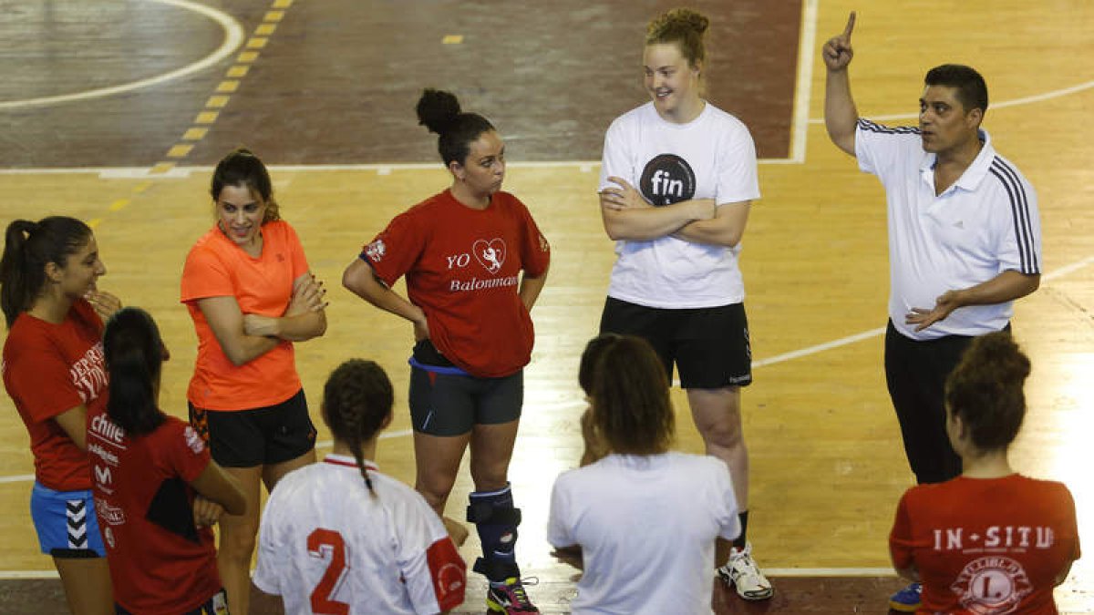 El técnico del Cleba, Kiko Álvarez, se dirige a sus jugadoras en un entrenamiento.