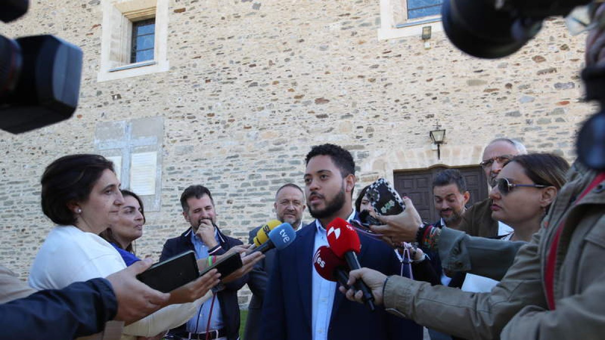 El alcalde de Villafranca, atendiendo a los medios junto a dirigentes de su partido. ANA F. BARREDO
