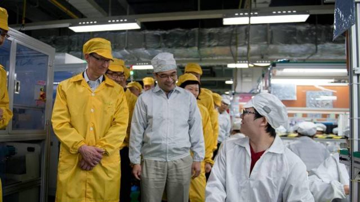 Tim Cook, durante su visita la nueva fábrica de Foxconn en Zhengzhou.