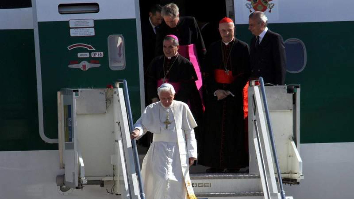 El papa Benedicto XVI abandona el avión a su llegada a Roma.