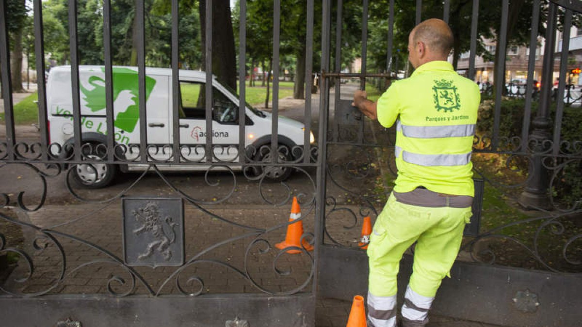 La conservación y el mantenimiento de los espacios verdes del Ayuntamiento de León está en manos de Acciona. FERNANDO OTERO