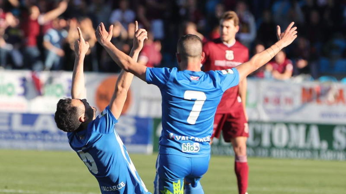 Andy dedica emocionado el gol del triunfo a su abuelo recientemente fallecido y mantiene en la pelea al conjunto blanquiazul. L. DE LA MATA