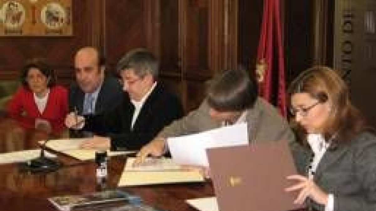 Fernández, tercero por la izquierda, y García, segundo por la derecha, durante la firma del convenio
