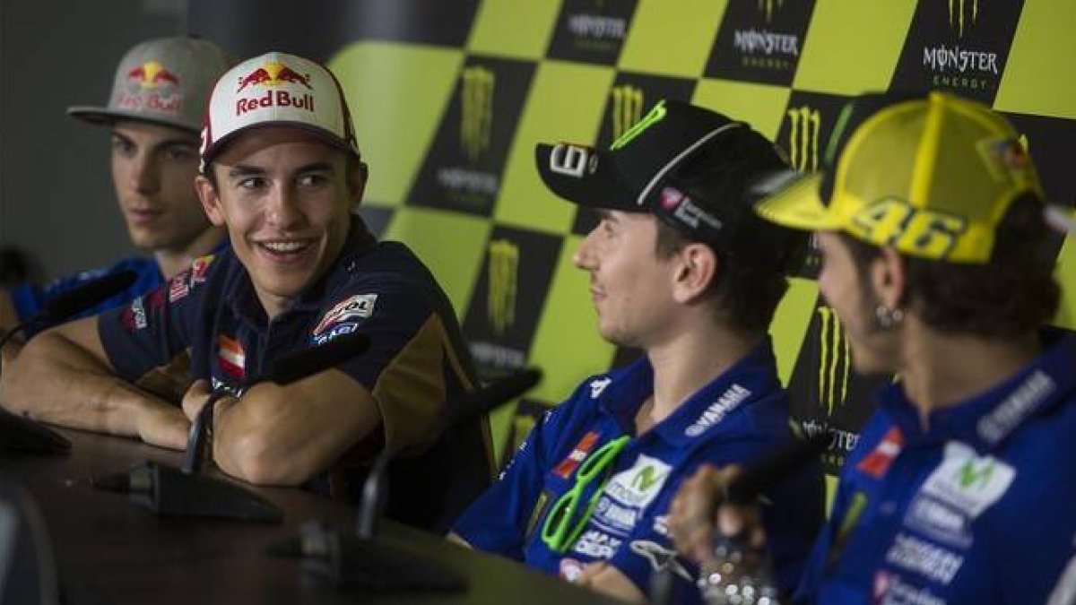 Márquez, junto a Lorenzo y Rossi en una rueda de prensa.