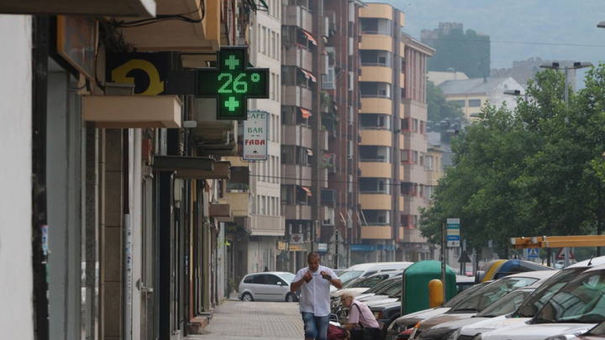 Un termómetro de una farmacia de Ponferrada. ANA F. BARREDO