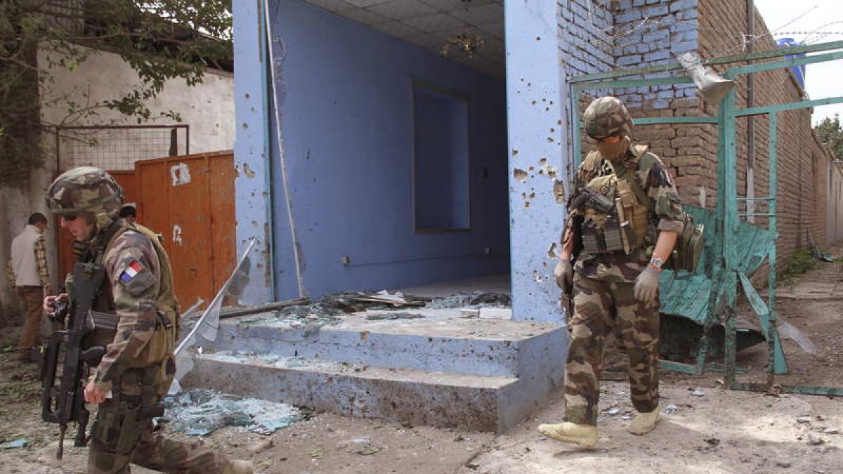 Soldados franceses de la Otan inspeccionan el escenario del atentado suicida en el centro de Kabul.