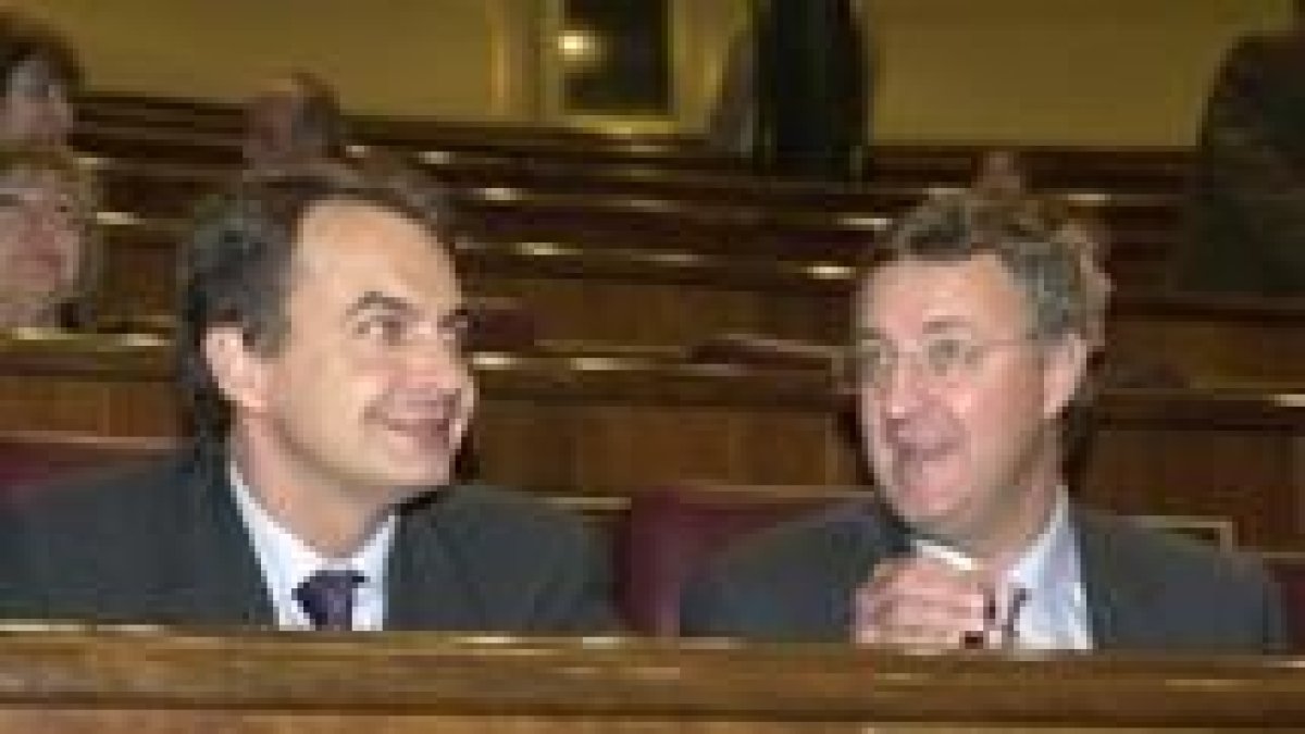 Rodríguez Zapatero y Jesús Caldera, ayer, durante la sesión de control al Gobierno en el Congreso