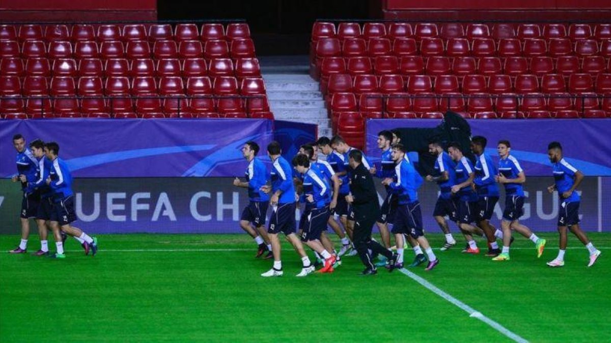 Los jugadores del Dinamo de Zagreb se entrenan en el Sánchez Pizjuán.