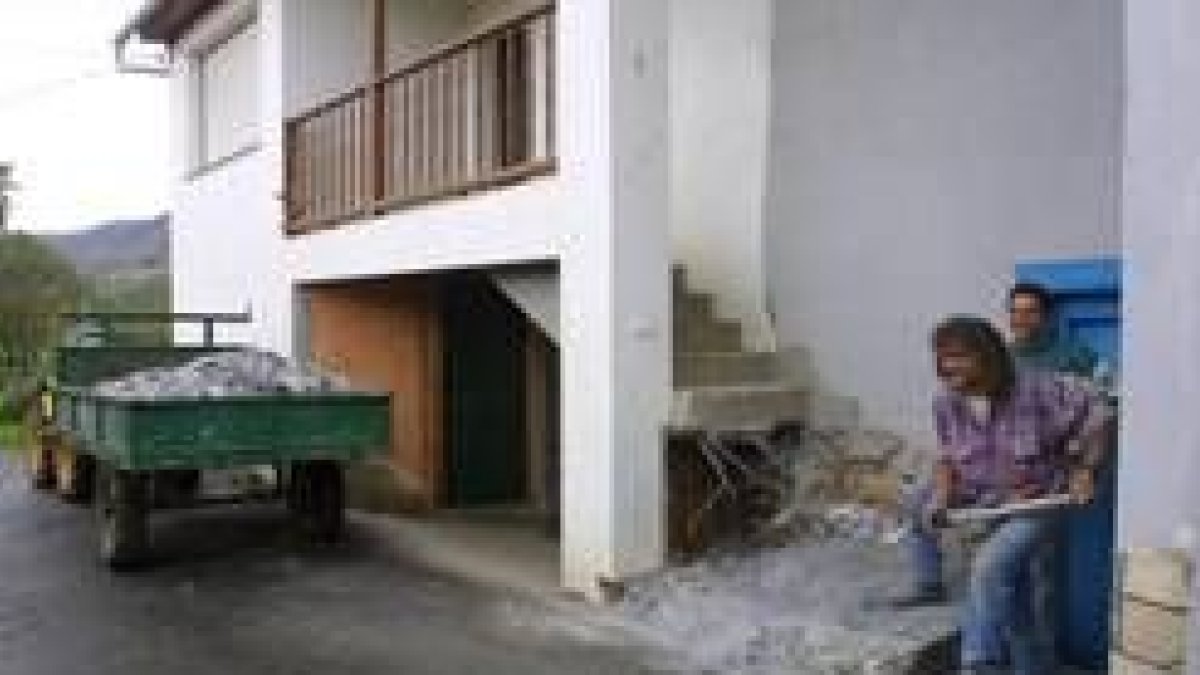 En la foto se aprecia cómo quedó la casa tras la demolición de la escalera