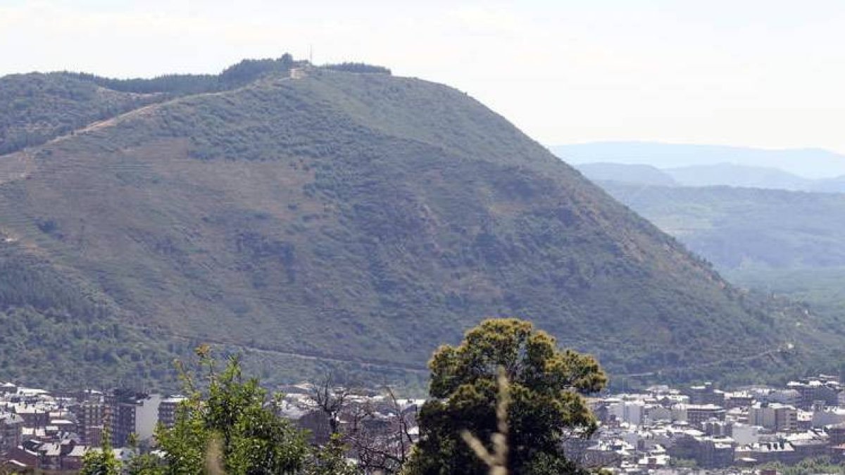 Imagen de ayer del monte Pajariel, el pulmón verde de Ponferrada, y que este año volverá a ser vigilado por voluntarios.