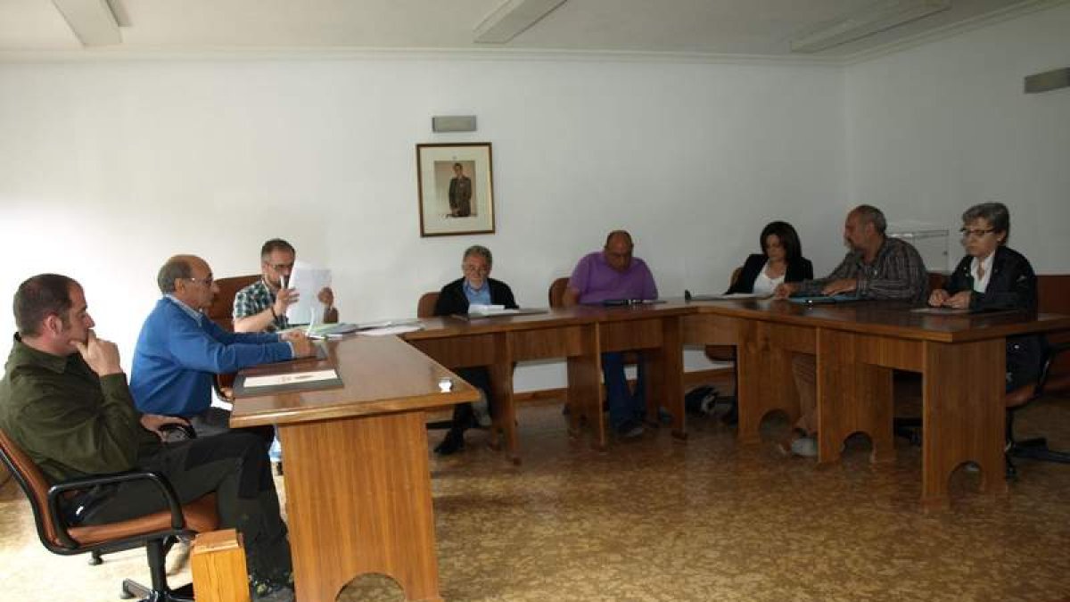 Sesión plenaria del Ayuntamiento de  Crémenes. CAMPOS