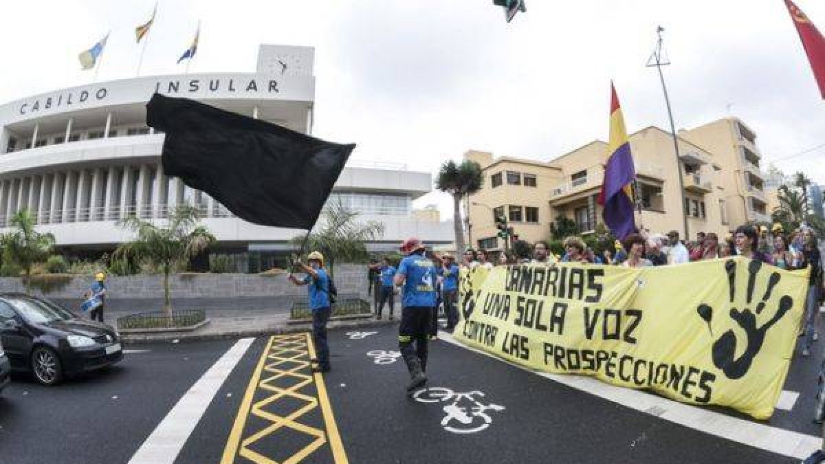 Varias decenas de personas se manifestaron, el 23 de junio del 2014, a las puertas del Cabildo de Gran Canaria en contra de las prospecciones petrolíferas.