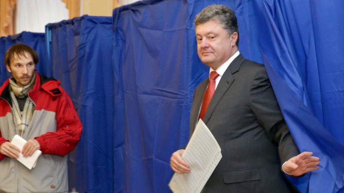 El presidente ucraniano, Poroshenko, ayer tras depositar su voto.