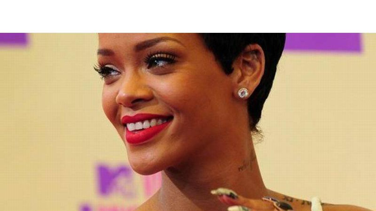 Rihanna posa  a su llegada a los premios MTV, el pasado mes de septiembre.