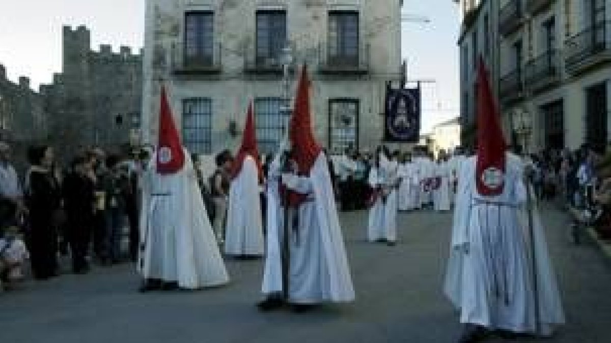 El paso de la Santa Cena procesionó ayer por las calles del casco antiguo de Ponferrada