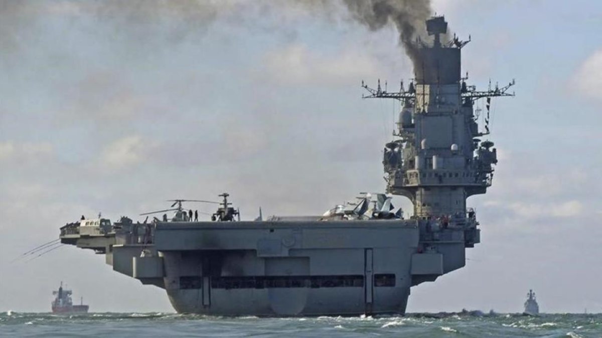El 'Almirante Kuznetsov' navega por aguas internacionales, cerca del puerto de Dover (Reino Unido), el 21 de octubre.