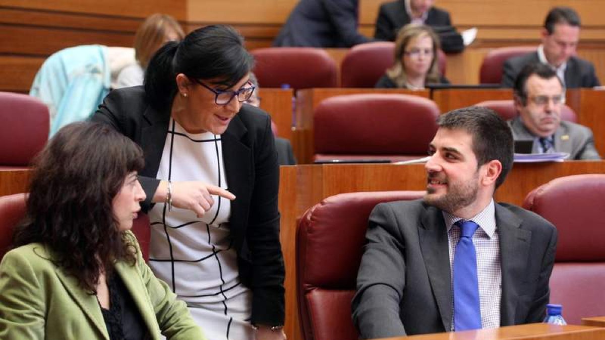 Los procuradores socialistas Ana Redondo, Ana Sánchez y David Jurado, durante el Pleno.