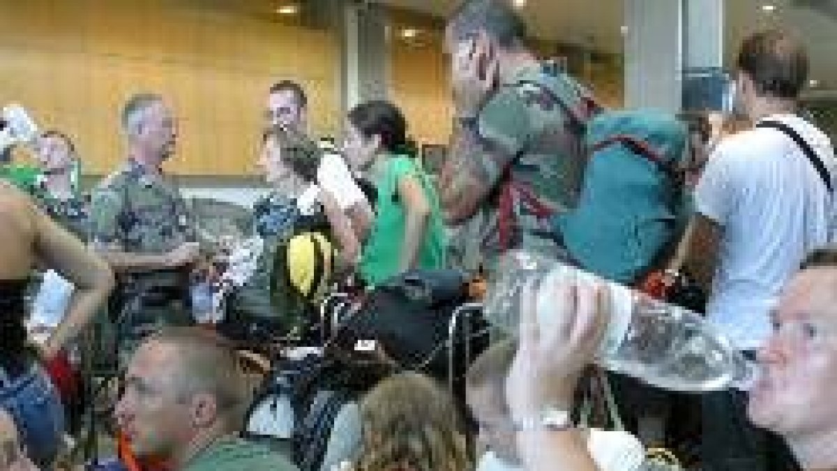 Soldados franceses en el aeropuerto de Abiyán, que acoge a cientos de evacuados extranjeros
