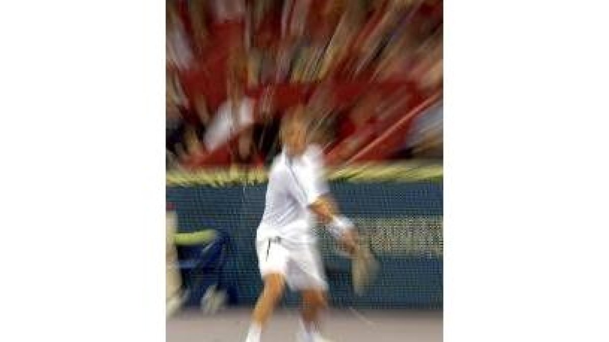 Juan Carlos Ferrero devuelve la bola en la final del Masters Series