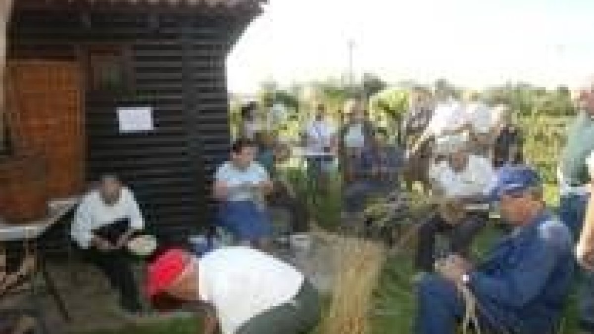 Un grupo de artesanos emularon ayer en los huertos de la Candamia las antiguas tardes de otoño