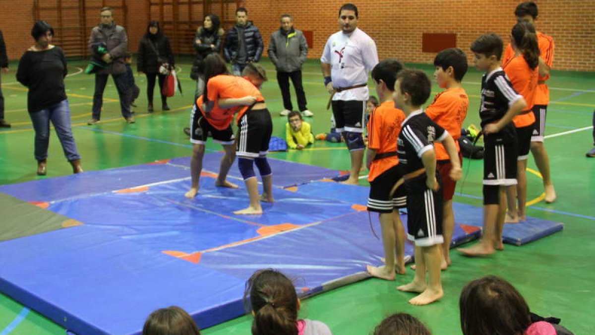 Imagen de archivo de una clase de lucha leonesa en Valencia de Don Juan. DL