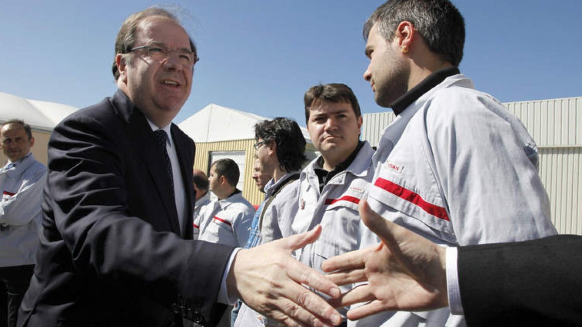 Herrera saluda a empleados de la fábrica de Nissan en Ávila.