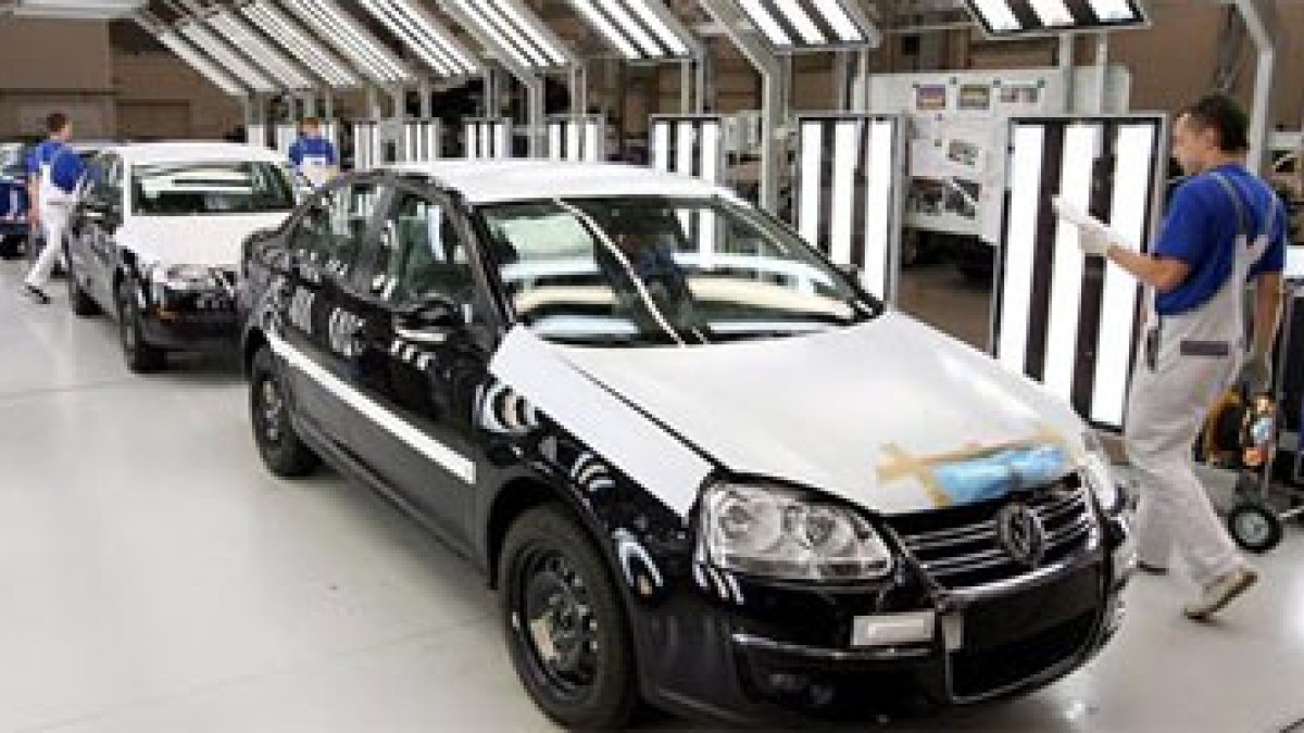 Empleados de Volkswagen (VW) son fotografiados en una planta de ensamblaje.