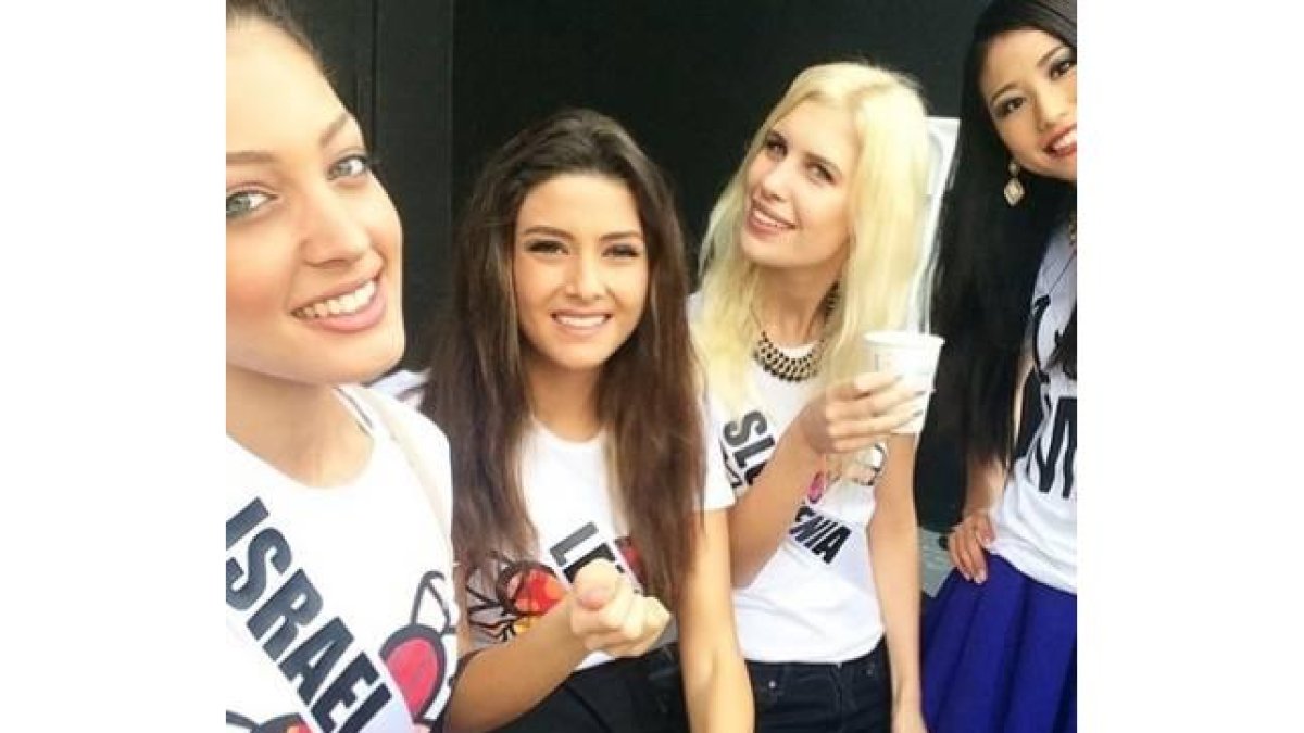 Miss Israel, a la izquierda, junto a Miss Líbano, la segunda por la izquierda, en el selfi que ha generado la polémica.