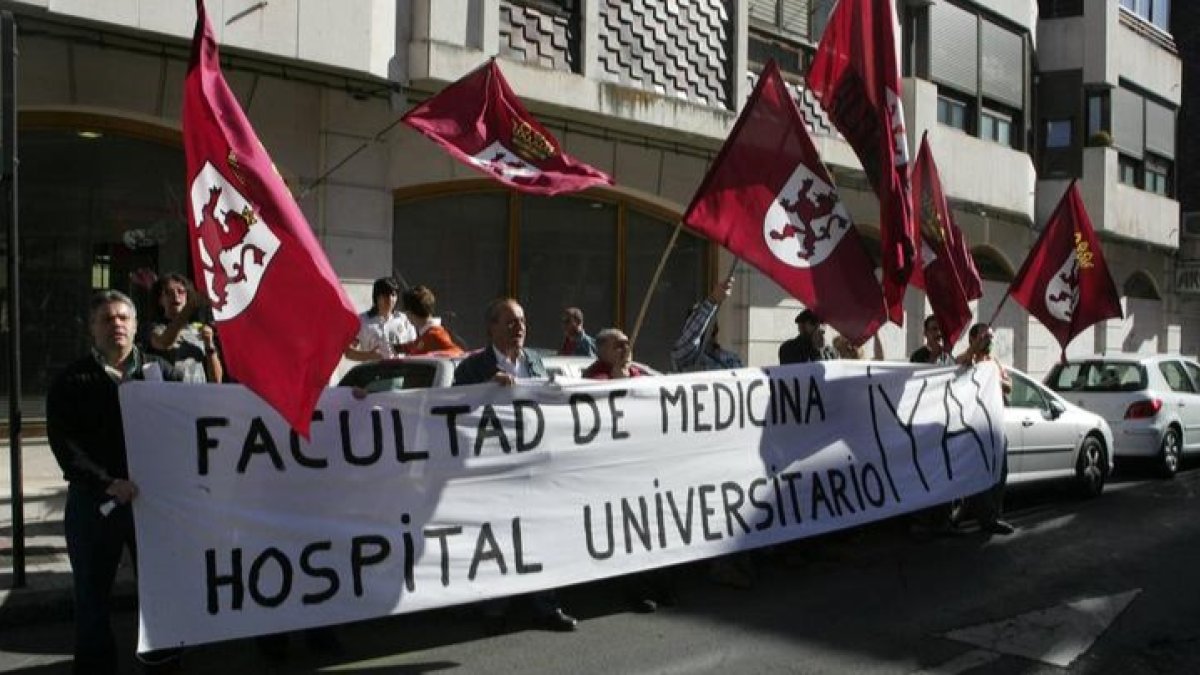 Protesta en 2007 para reivindicar una Facultad de Medicina en León. RAMIRO
