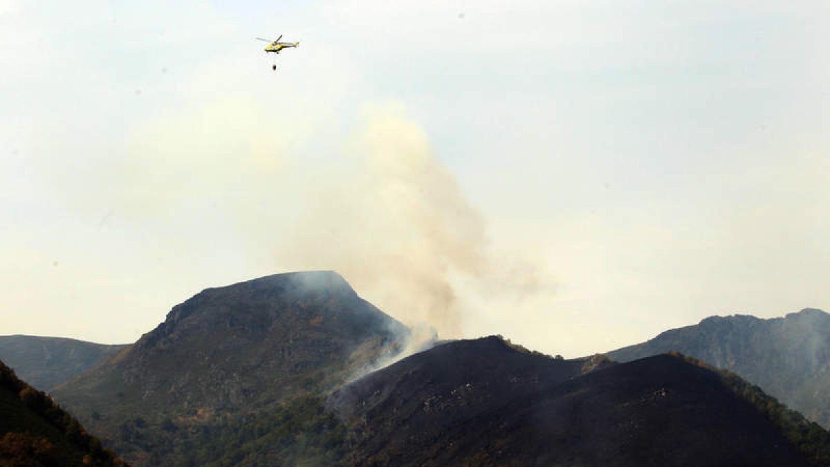 Las llamas han afectado a cinco valles de Los Ancares. En la foto, el fuego el jueves.