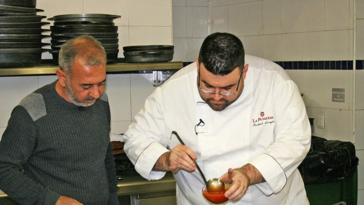 El sirio Osama Abdul Mohsen, elaborando los platos festivos en un restaurante madrileño.