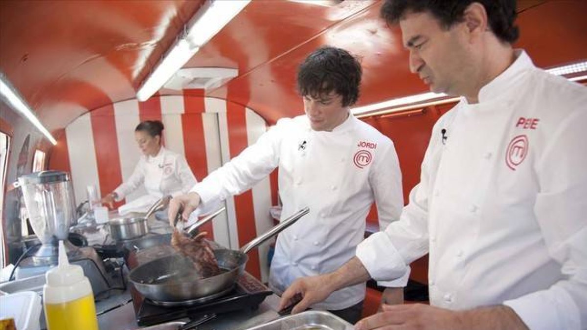 Samantha Vallejo-Nágera,  Jordi Cruz y Pepe Rodríguez Rey,  jurado de 'Masterchef', en un momento de 'Cocineros al volante'.