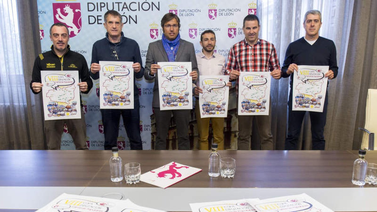 Los organizadores de la Copa Diputación de Carreras Populares junto a Emilio Orejas. F. OTERO PERANDONES