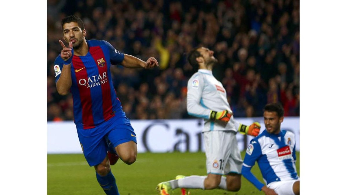 Luis Suárez anotó los dos primeros goles de un Barcelona que pasó por encima del Español. QUIQUE GARCÍA
