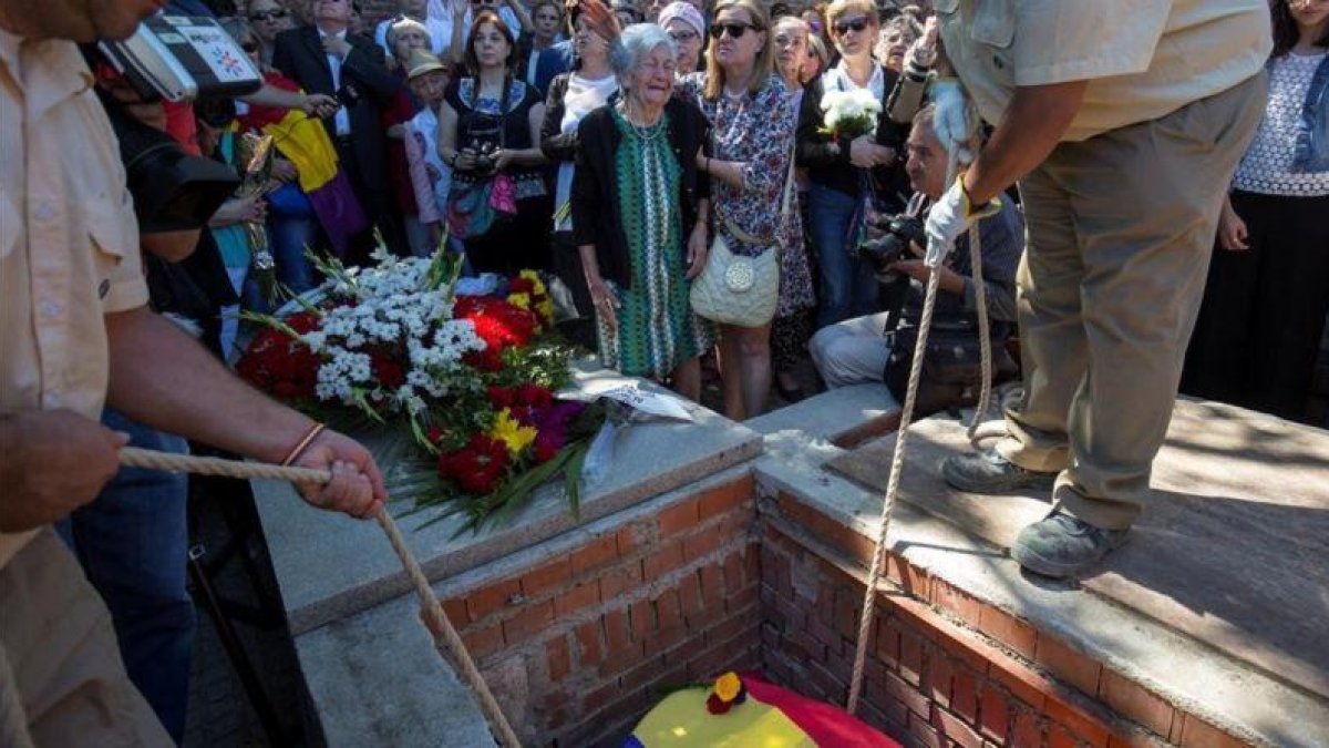 El entierro de Timoteo Mendieta, represaliado por el franquismo, después de la exhumación de su cuerpo de una fosa común.