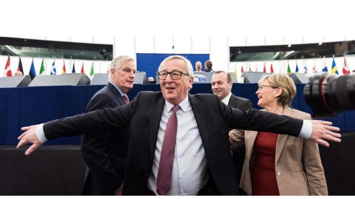 El presidente de la Comisión Europea, Jean-Claude Juncker, bromea en el Parlamento Europeo en Estrasburgo, este 17 de enero del 2018.
